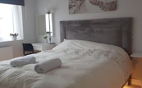 Barnoaks House - Private Room Ensuite Bathroom Homestay